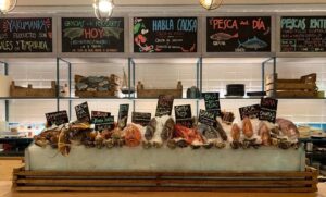 Mostrador de mariscos frescos en Yakumanka, Barcelona