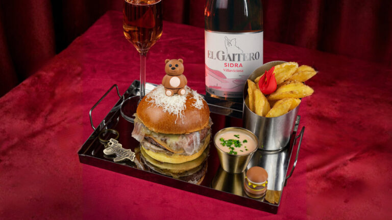 Plato con hamburguesa, sidra El Gaitero y patatas fritas