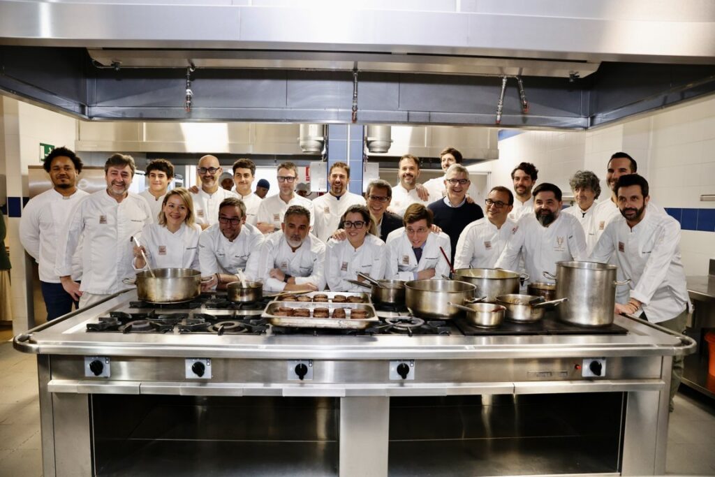 Dieciséis chefs en una cocina durante un evento solidario de Provacuno.
