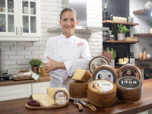 Chef Samantha Vallejo-Nágera con quesos Cerrato en una mesa navideña