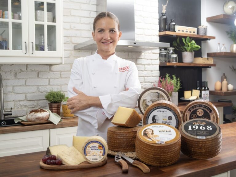 Chef Samantha Vallejo-Nágera con quesos Cerrato en una mesa navideña
