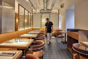 Interior del restaurante Armando en la calle Carranza, Madrid.