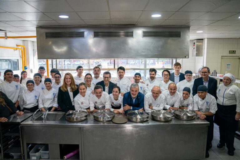 Grupo de chefs en cocina colaborando para raciones solidarias