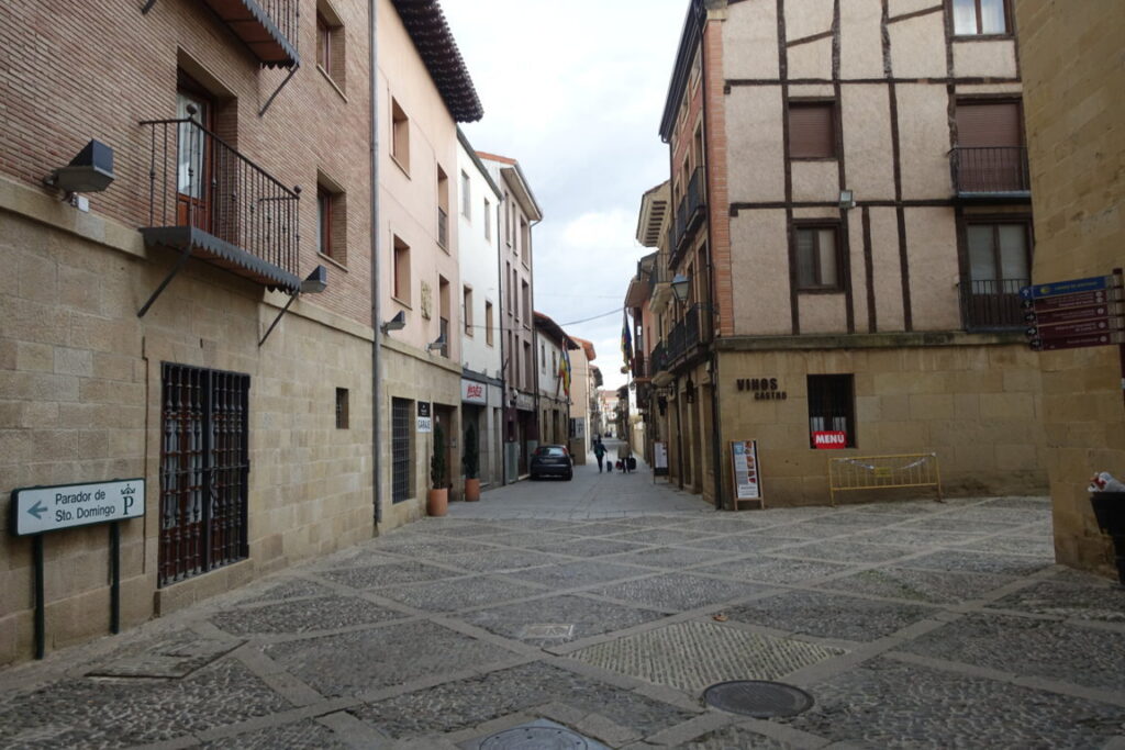 Vista de la calle Santo Domingo en Logroño con edificios tradicionales.