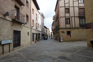 Vista de la calle Santo Domingo en Logroño con edificios tradicionales.