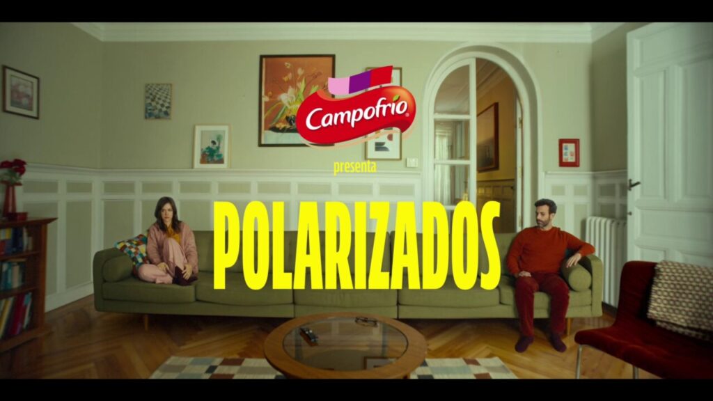 Escena de la campaña Polarizados de Campofrío con dos personas en un sofá