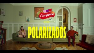 Escena de la campaña Polarizados de Campofrío con dos personas en un sofá