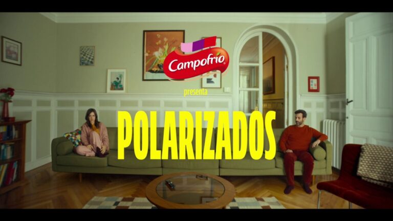 Escena de la campaña Polarizados de Campofrío con dos personas en un sofá