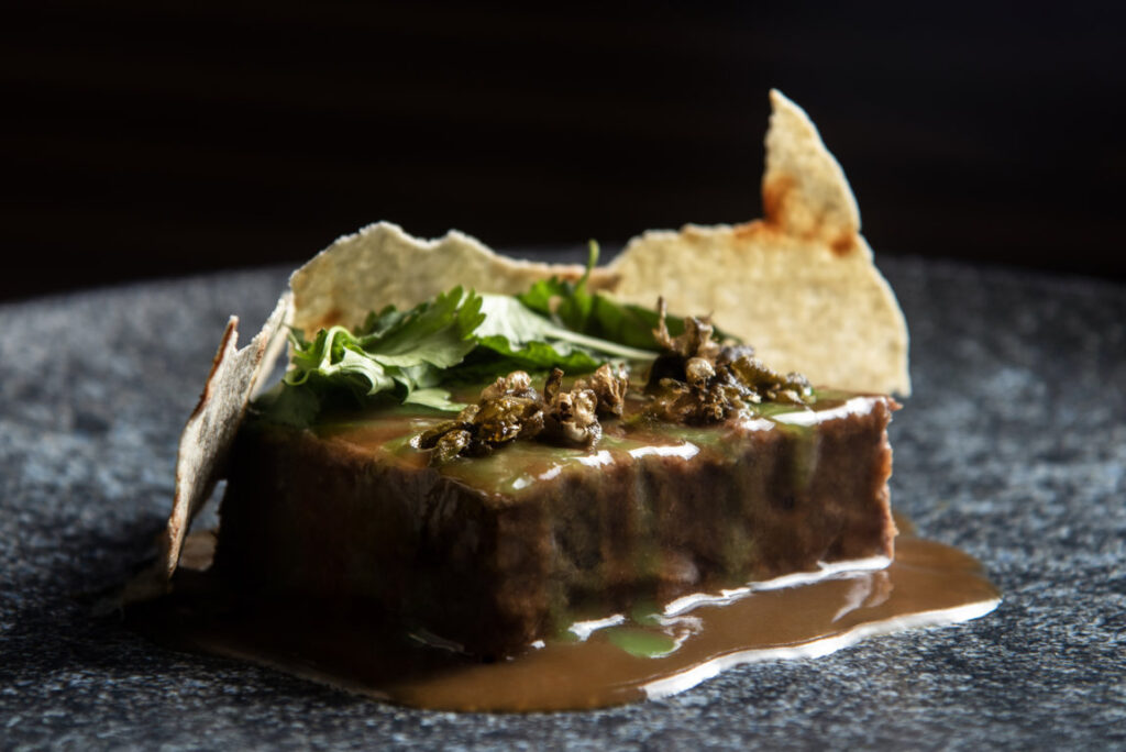 Plato de carrilleras de ternera guisadas con salsa y guarnición