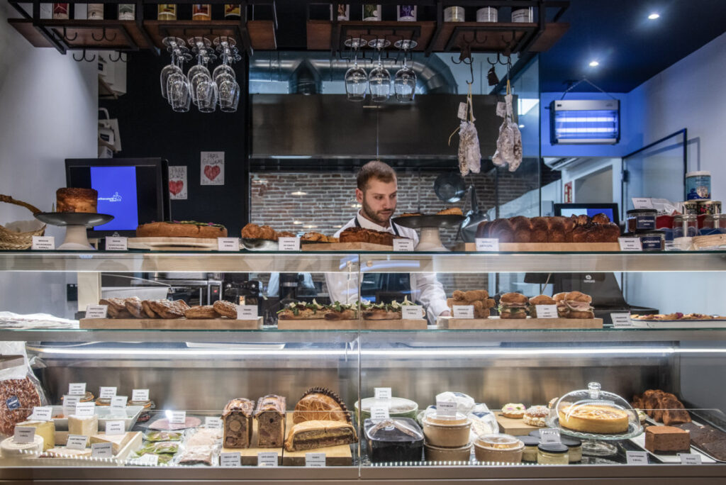 Vitrina de charcutería con productos artesanales en Madrid.