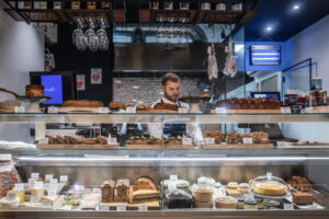 Vitrina de charcutería con productos artesanales en Madrid.