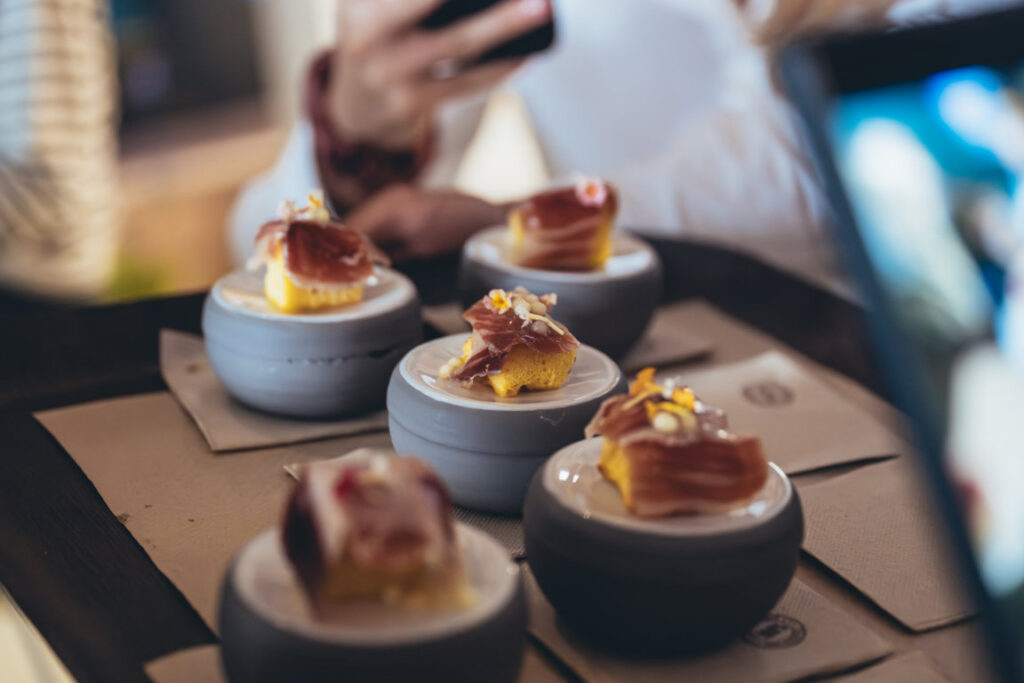 Plato de degustación con jamón ibérico y crema en el Basque Culinary Center