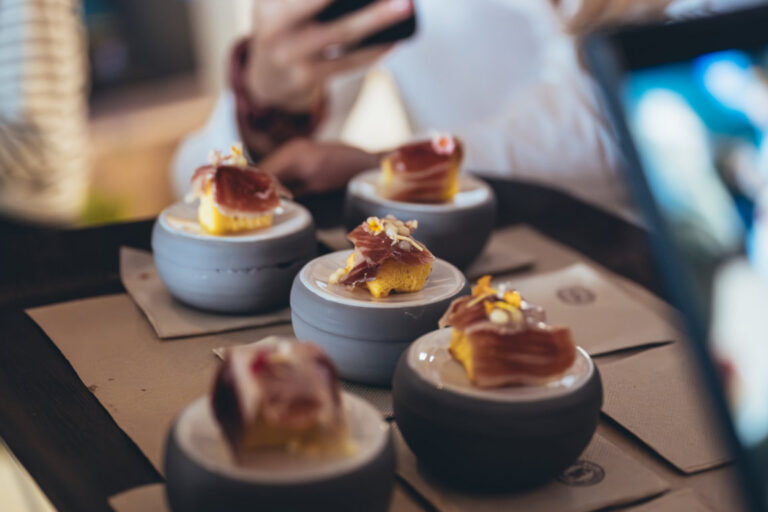 Plato de degustación con jamón ibérico y crema en el Basque Culinary Center