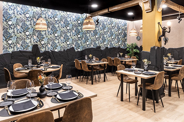 Interior del restaurante Di-Ferente con mesas y decoración moderna