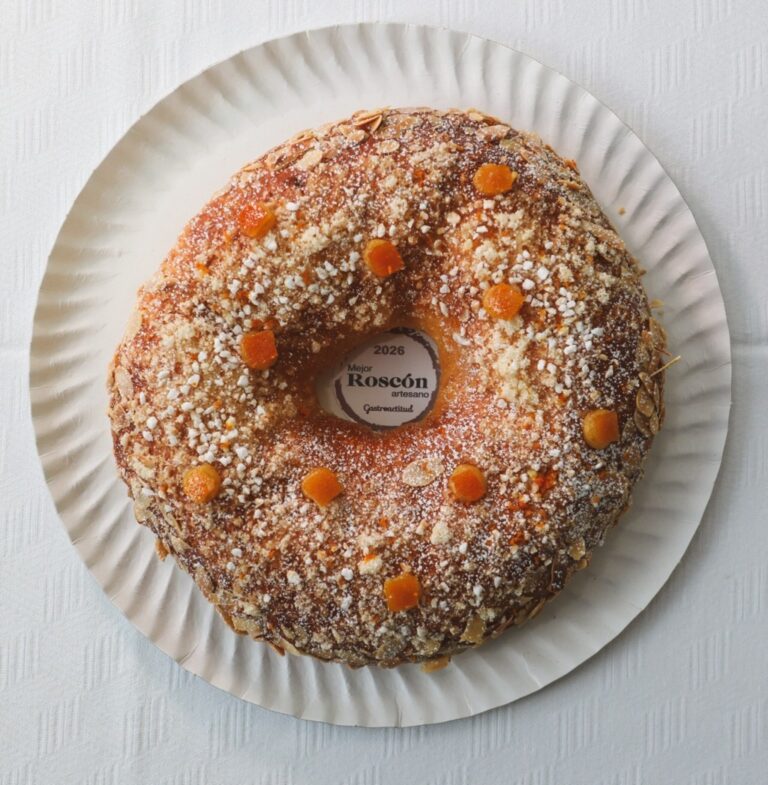 Roscón de Reyes de Doble UVE con decoración y etiqueta de premio