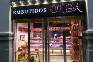 Escaparate de Embutidos Olga con chorizos artesanales en Logroño