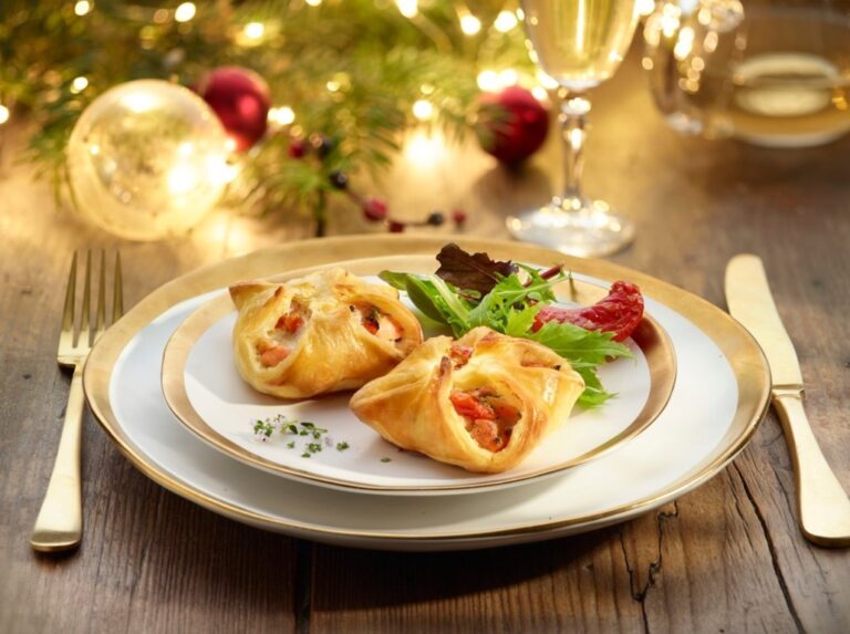 Hojaldres rellenos de salmón Mowi con ensalada fresca