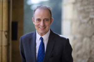 Toni Gerez sonriente en la Residencia del Embajador de Francia
