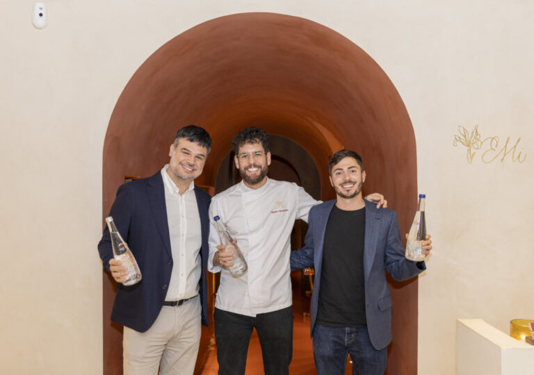 Rubén Mosquero con representantes de Evian en evento de presentación