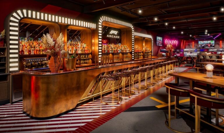 Barra del F1 Arcade en Madrid con luces y decoración moderna