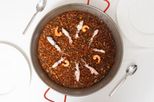 Fideuá con polpez, puntilla y mariscos en una paellera