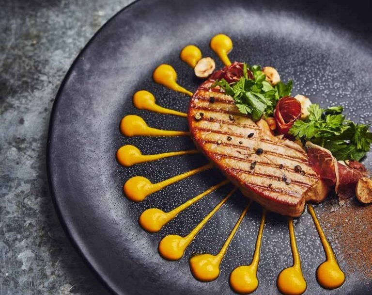 Plato de foie gras con salsas y decoración de hierbas