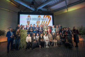 Grupo de premiados en la Gala Evooleum 2025 con trofeos