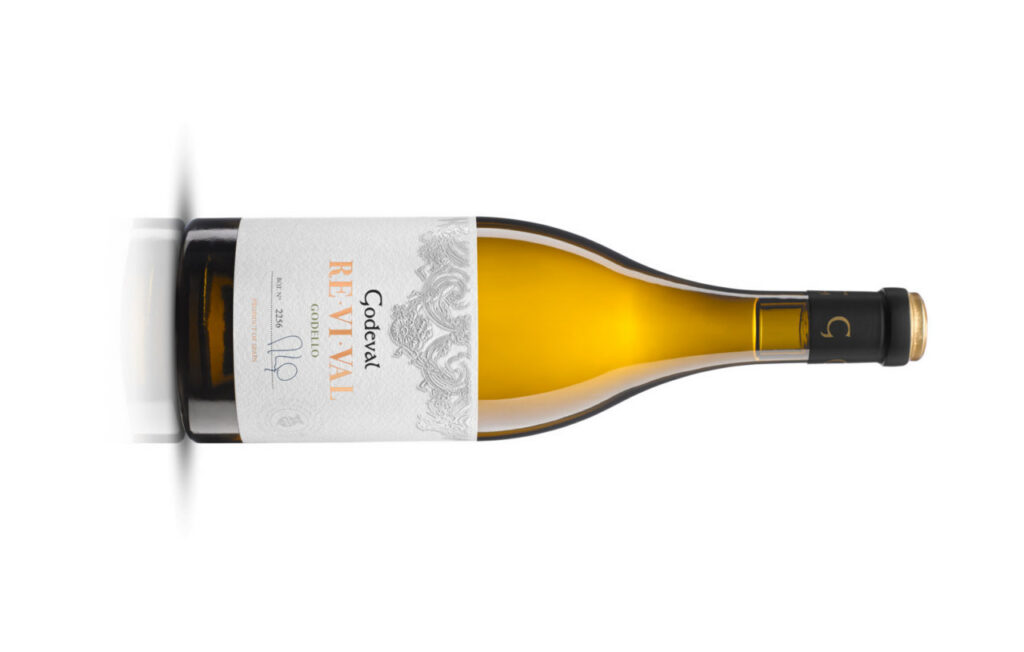 Botella de vino Godeval Re.Vi.Val 2023 con etiqueta distintiva