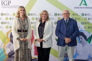 Tres personas posando en un evento sobre aceitunas en Sevilla