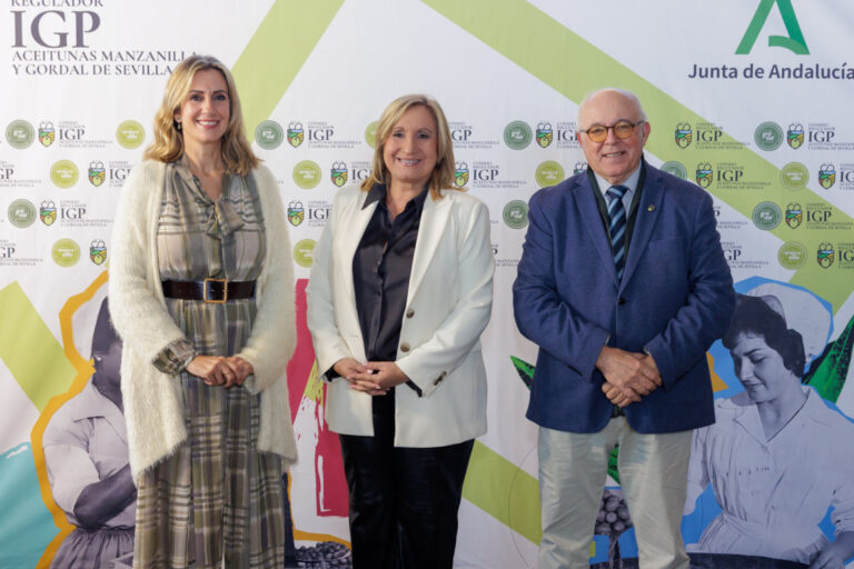 Tres personas posando en un evento sobre aceitunas en Sevilla