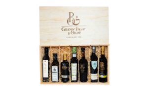 Estuche de madera con botellas de aceite de oliva virgen extra