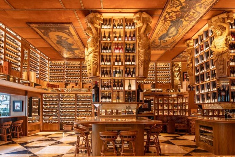 Interior de un elegante bar de vinos con estanterías llenas de botellas