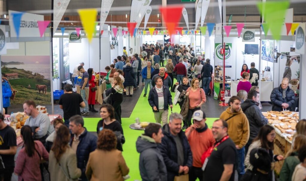 Vista del evento Gustoko con asistentes y productos gastronómicos.
