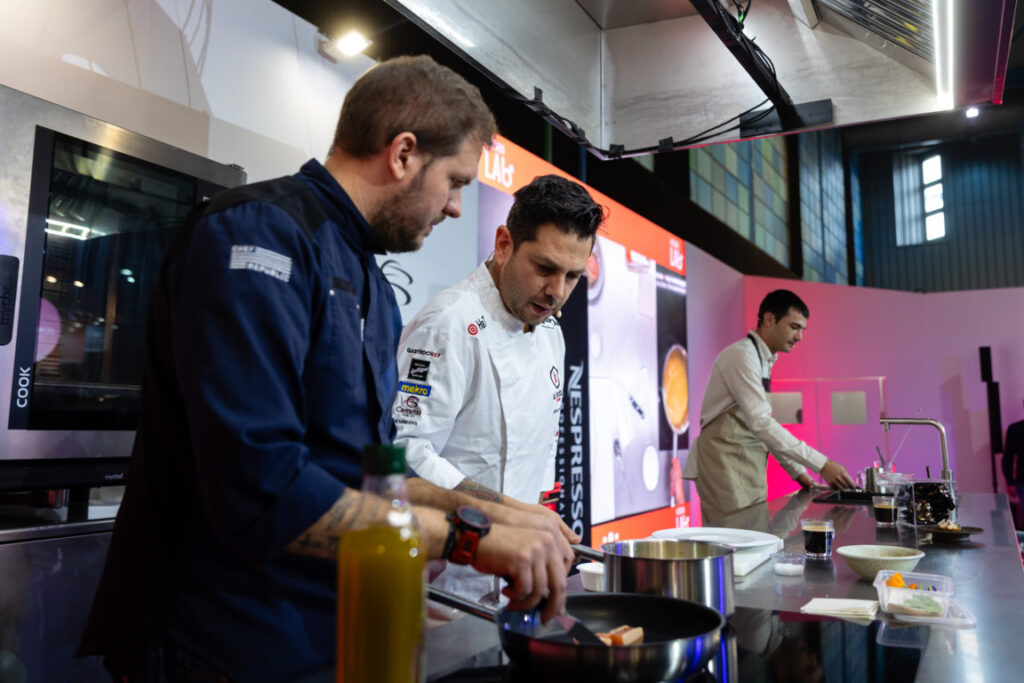 Chefs cocinando en el evento H&T en Kitchen Lab