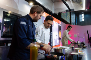 Chefs cocinando en el evento H&T en Kitchen Lab