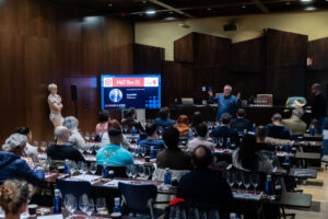 Presentación en la sala de catas del evento H&T con ponentes y asistentes.
