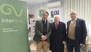 Representantes de Interovic y Mensajeros de la Paz en evento navideño