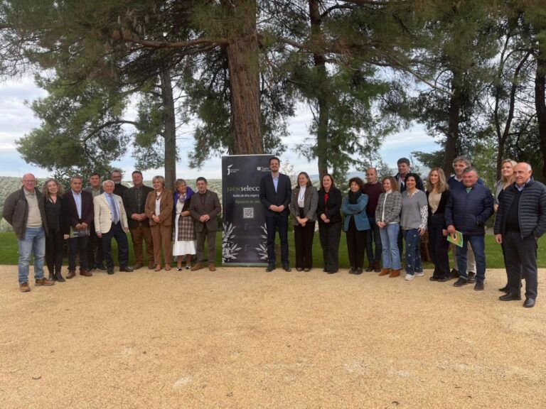 Grupo de personas en la cata-concurso de aceites en Jaén