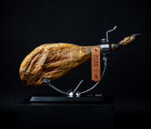 Jamón de alta gastronomía presentado en un soporte elegante