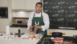 Javier Chozas presentando ingredientes en la cocina