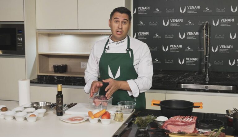 Javier Chozas presentando ingredientes en la cocina
