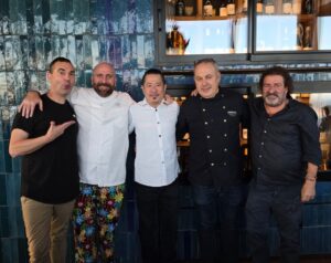 Chefs en el restaurante Kresala durante un evento gastronómico en Barcelona