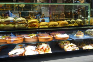 Variedad de tapas y platos en un bar de Logroño