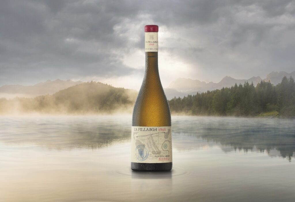 Botella de vino La Fillaboa 1898 en un paisaje natural