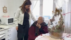 Teresa, la mujer más longeva, en su cocina con una mujer joven.