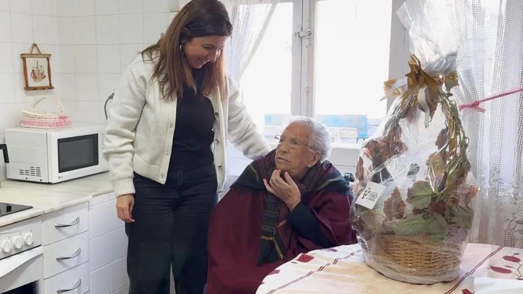Teresa, la mujer más longeva, en su cocina con una mujer joven.