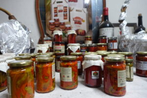 Frascos de conservas de pimientos en una mesa