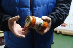 Persona sosteniendo un tarro de conservas de pimientos de La Rioja