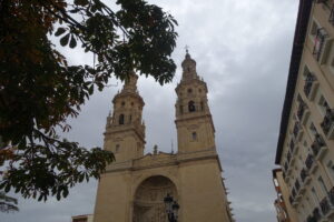 Vista de la iglesia en Santo Domingo de la Calzada con torres y cielo nublado