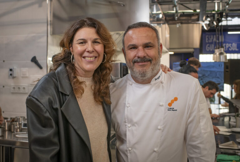 Ángel León y María Ritter en la inauguración del puesto Guía Repsol